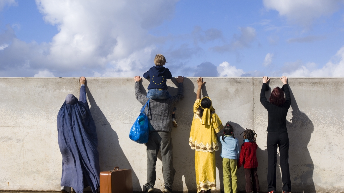 Bloomberg: Αναγκαία μια κοινή ευρωπαϊκή πολιτική για τους πρόσφυγες 